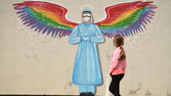 Mural de un médico con alas.