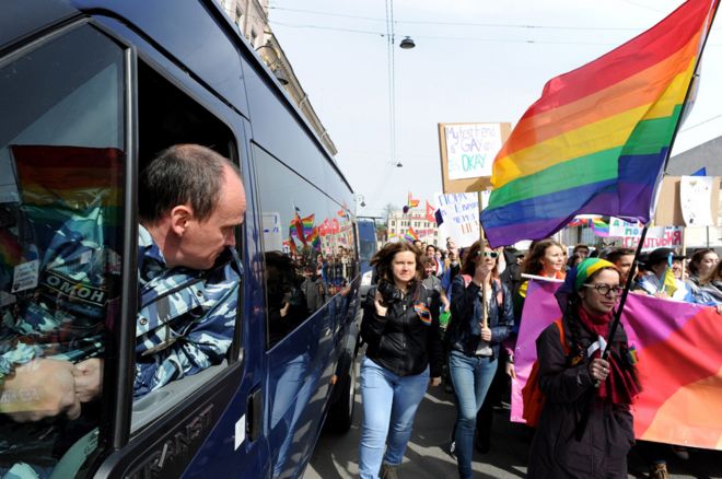 Российский милиционер наблюдает за митингом ЛГБТ-активистов, 1 мая 15