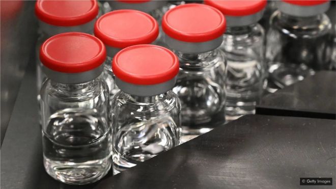 疫苗需要裝在特殊的玻璃瓶中，並需要儲存在超低溫的設備內。