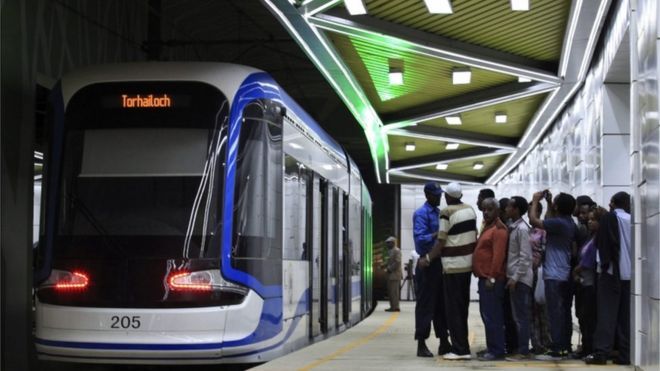 Эфиопия открывает первую систему скоростного трамвая в Африке к югу от Сахары в столице Аддис-Абебе