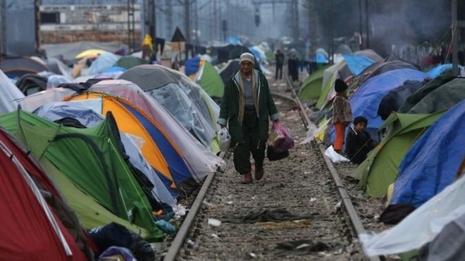 Сирийский беженец оказался в временном лагере для беженцев в Идомени, на севере Греции