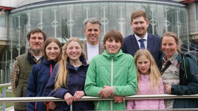 Семья Вундерлих и двое сотрудников ADF International, сфотографированные перед Европейским судом по правам человека в Страсбурге в 2017 году