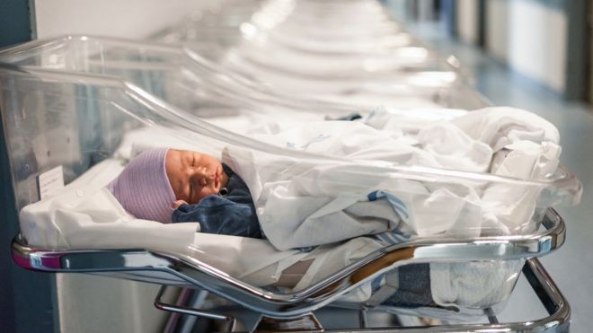Bebê recém nascido em berço de maternidade