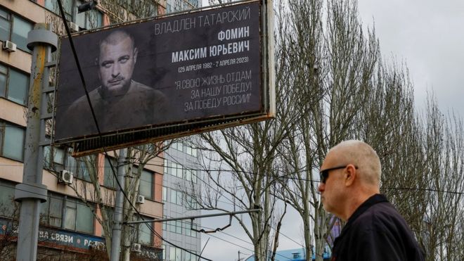 Un cartel en homenage al bloguero ruso Vladlen Tatarsky, asesinado el domingo en San Petesburgo.