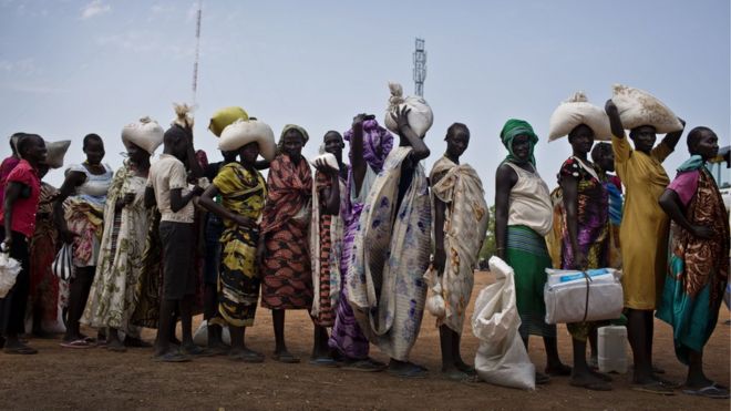 Женщины, бежавшие из-за боевых действий в очереди в Южный Судан за продовольственной помощью, 19 октября 2016 года