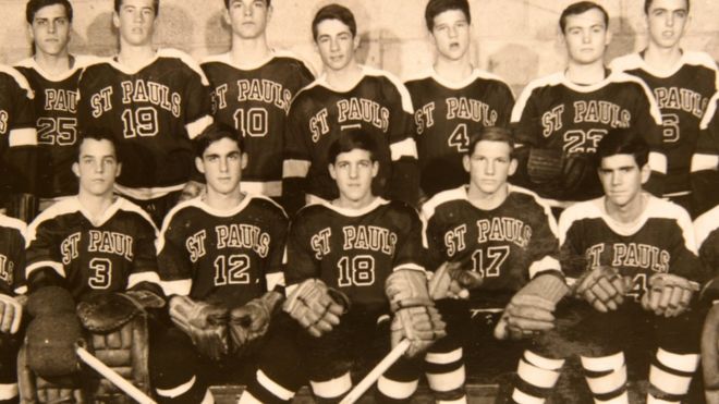 На снимке: хоккейная команда в школе Святого Павла в 1962 году с Робертом Мюллером в костюме № 12