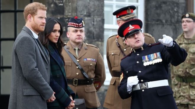 Принц Гарри и Меган Маркл встречают сержанта Дэвида Бевериджа (справа) до того, как он выстрелит из часового ружья в Эдинбургский замок