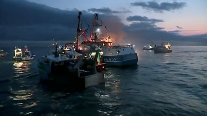 Французские и британские рыбацкие лодки сталкиваются во время брака на английском канале из-за прав на гребешковую рыбалку