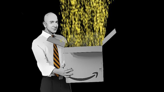 Джефф Безос держит пакет Amazon, полный данных