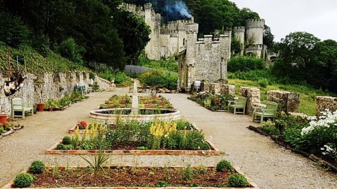 Восстановленные сады с замком на заднем плане