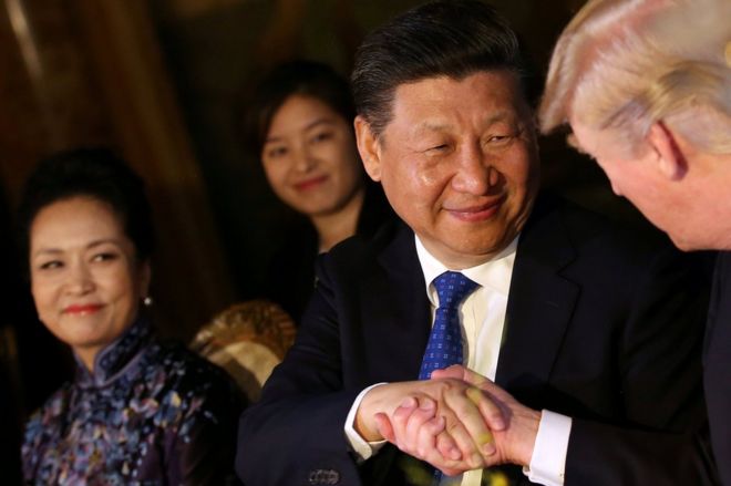 Президент Китая Си Цзиньпин обменивается рукопожатием с президентом США Дональдом Трампом, поскольку его сопровождает первая леди Китая Пэн Лиюань во время ужина в начале встречи на высшем уровне между президентом Трампом и президентом Си в имении Трампа Мар-а-Лаго в Уэст-Палм-Бич , Флорида, США, 6 апреля 2017 года