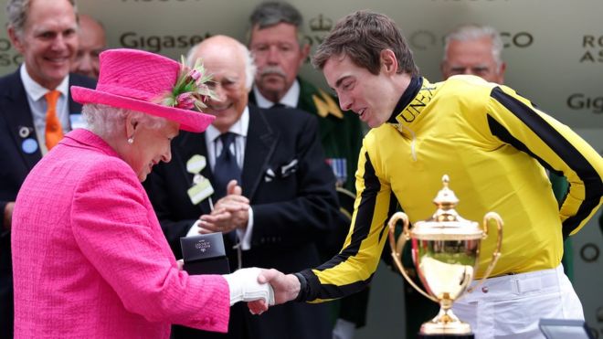 Королева пожимает руку жокея Джеймса Дойла