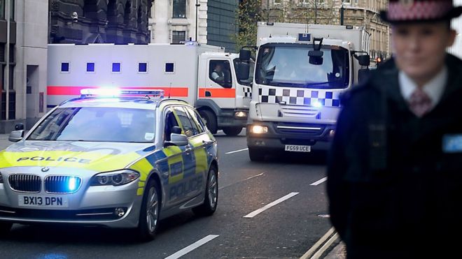 Тюремный фургон выезжает из Олд-Бейли в Лондоне