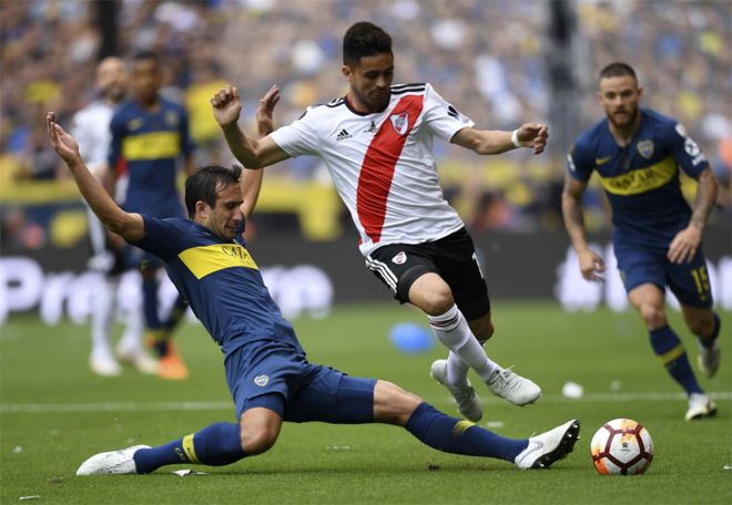 Gonzalo MartÃ­nez, de River Plate, y Carlos Izquierdoz, de Boca Juniors.