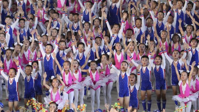 Северокорейцы выполняют гимнастические и художественные упражнения во время визита президента Южной Кореи Мун Чже-ина и лидера Северной Кореи Ким Чен Ына на Первомайский стадион 19 сентября 2018 года