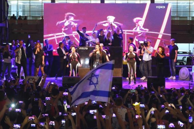 Натта Барзилай выступает в Тель-Авиве (2018)