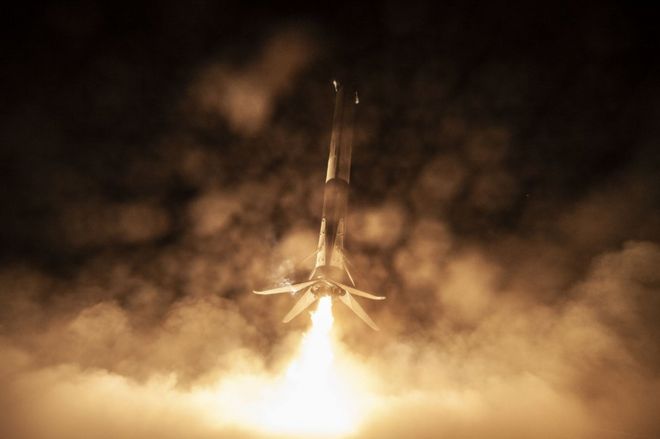 Бустер Falcon 9 приземляется прямо на морскую баржу