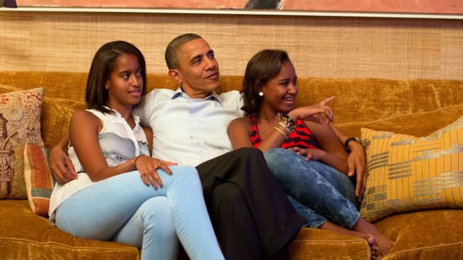 Президент Обама сидит со своими дочерьми Малией (слева) и Сашей