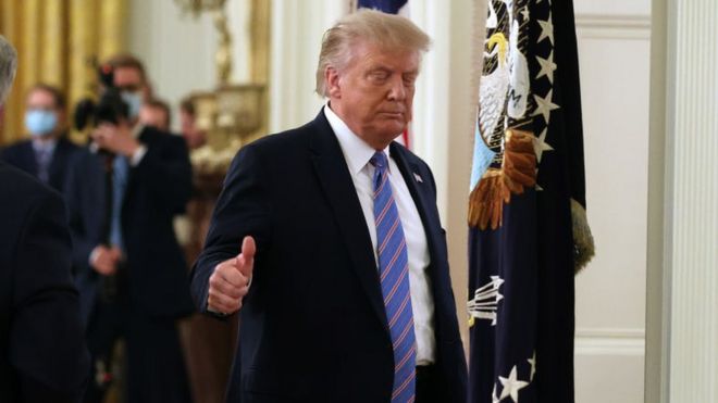 Trump hace una señal con el pulgar indicando que todo está bien