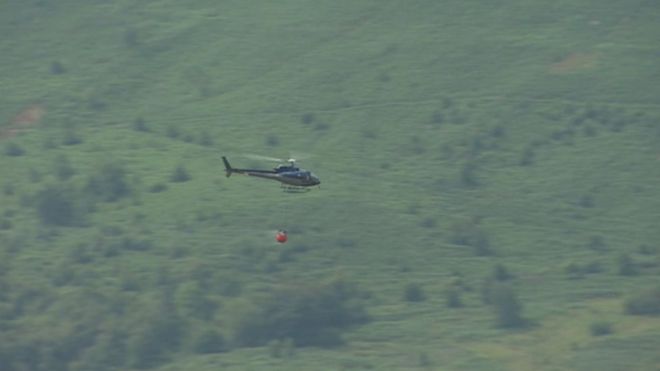 Вертолет, летевший над горами в Twmbarlwm