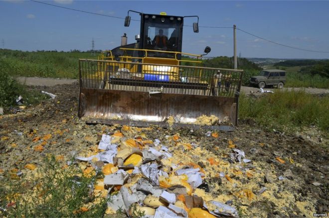 Российский бульдозер уничтожает пачки запрещенных продуктов в Белгороде, 6 августа 15