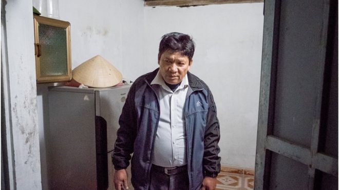 Доан Ван Тхань, 64 года, отец Доана Тхи Хуонга, возвращается домой после воскресной службы в церкви Фуонг Лак 27 февраля 2017 года в Нгиа Бинь,
