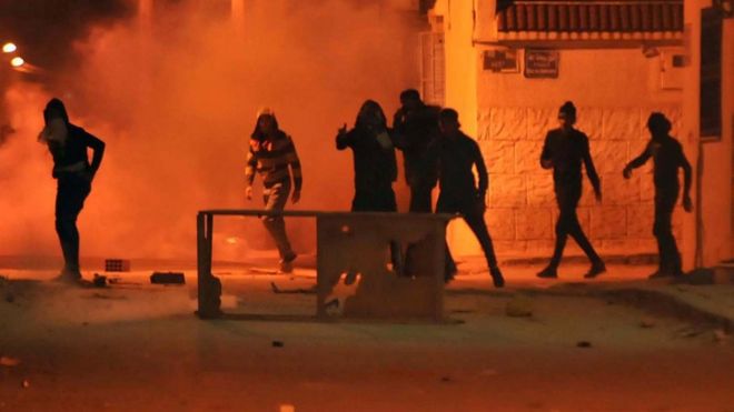 Polis, gösterilere biber gazıyla müdahal ediyor.