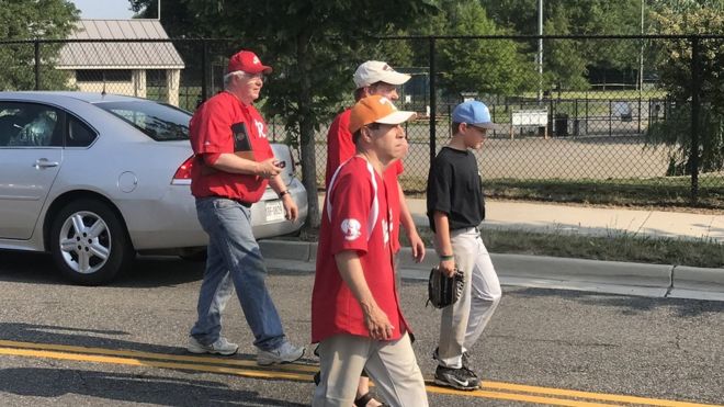 Конгрессмен Джо Бартон, двое его сыновей и конгрессмен Чак Флейшманн гуляют по бейсбольному полю, на которое стреляет стрелок.