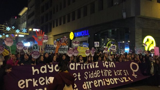Kadına Şiddete Karşı Uluslararası Mücadele Günü için Taksim'de biraraya gelen kadınlar, Galatasaray Lisesi önüne doğru yürüyüşe geçti.
