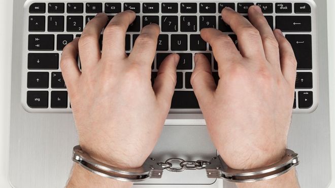 Руки в наручниках