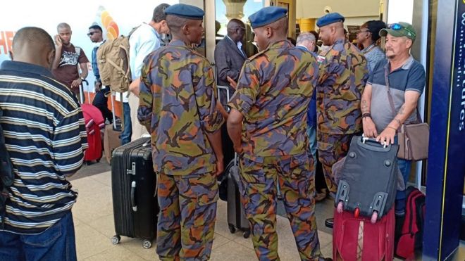 Wanajeshi wa Kenya na baadhi ya wasafiri