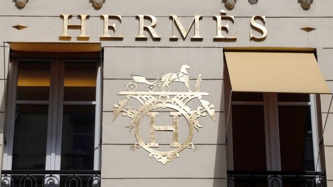 Логотип Hermes на витрине магазина