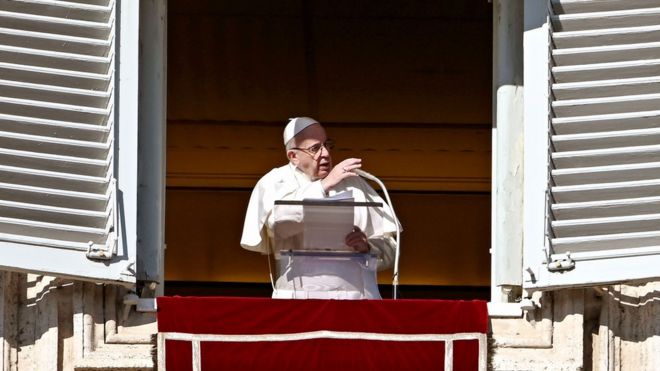 Папа Франциск обращается к толпе в День Крещения Господня