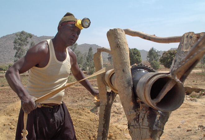 Мужчина работает на системе шкивов на шахте Баркин Лади
