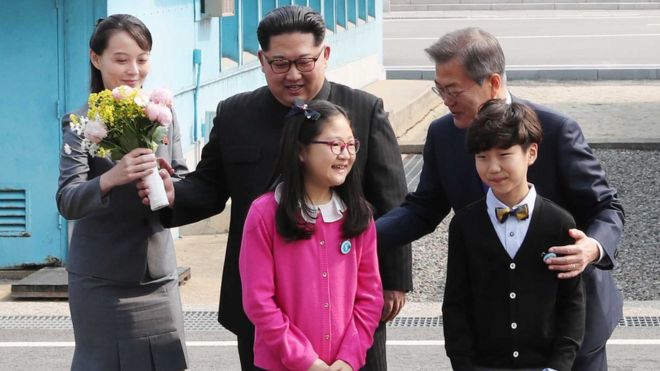 Moon y Kim Jong-un junto a niños.
