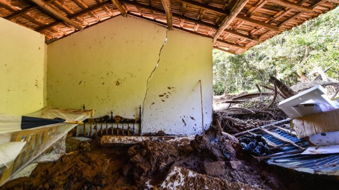 Дом, пораженный грязью в Коррегу-ду-Фейю, недалеко от города Брумадинью
