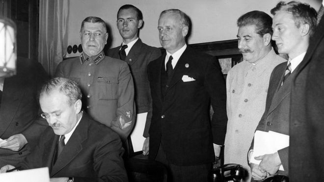 Вячеслав Молотов подписывает советско-германский пакт 23 августа 1939 года.