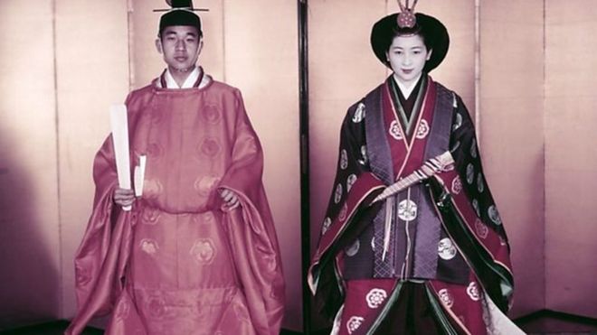 1959年の当時皇太子だった天皇陛下と「平民出身」の美智子さまとのご成婚は、皇室の伝統に新風を吹き込む大きな出来事だった。