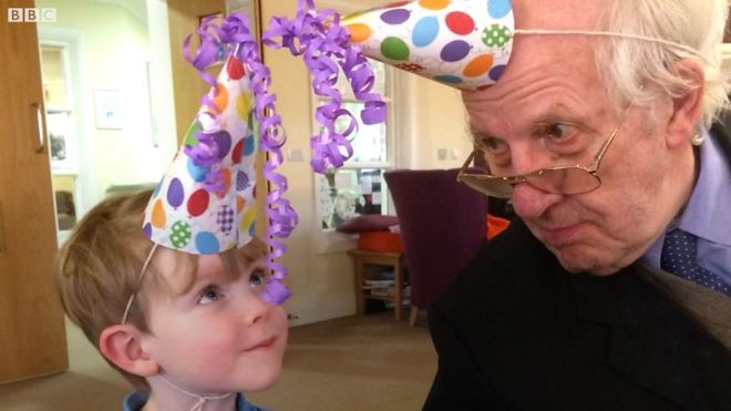 A tocante amizade entre um menino de 4 anos e um idoso de 91, que sofre de demência