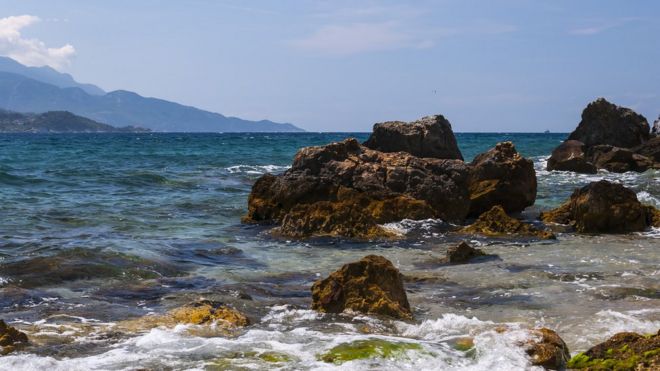 Mar frente a la isla griega de Samos