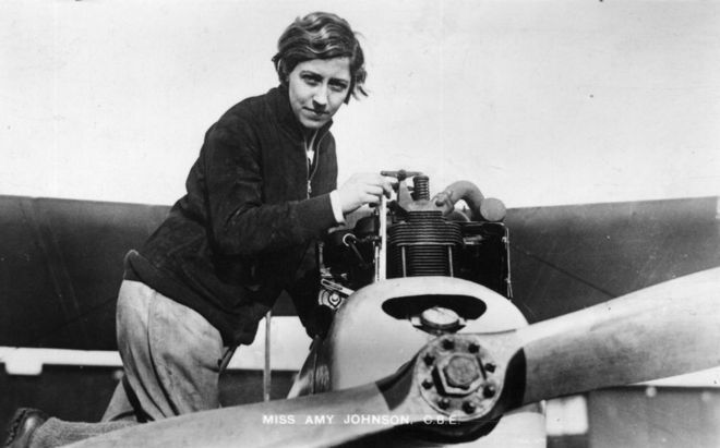 Около 1900 года: английская летчица Эми Джонсон (1903 - 1941) за работой на самолете