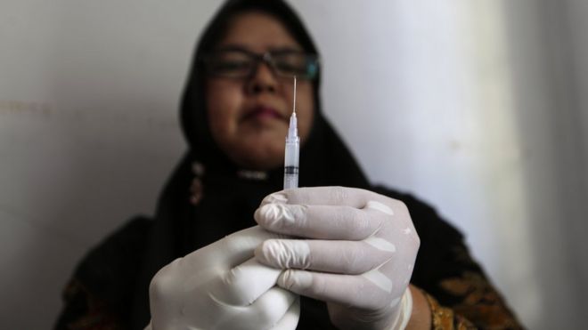 Seorang perawat dari Dinas Kesehatan Banda Aceh menyiapkan vaksin untuk anak-anak dalam program vaksinasi rutin, 12 Maret 2020.