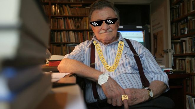 Fotografia alterada de Mario Benedetti con gafas de sol y cadenas de oro.