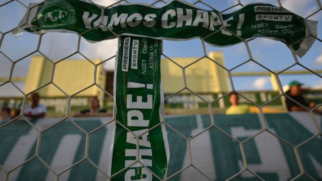 Дань уважения игрокам бразильской команды Chapecoense на стадионе Arena Conda в Шапеко, Бразилия, 1 декабря 2016 года.