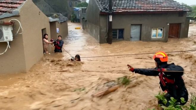 На восточную часть Китая обрушился самый мощный тайфун за год.