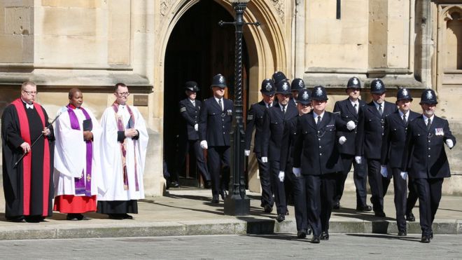 Офицеры занимают позицию рядом с духовенством в Вестминстере