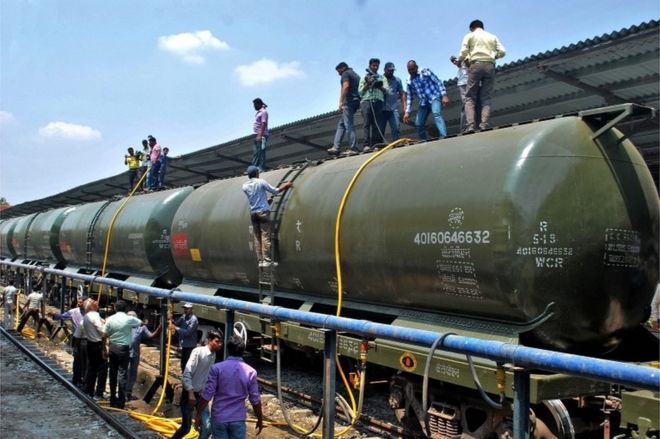 На снимке, сделанном 13 апреля 2016 года, изображены рабочие Центральной железной дороги, загружающие воду в поезд, чтобы доставить ее в район, пораженный засухой, в районе Латур и вокруг него, на станции Мирадж, недалеко от Сангли, Махараштра, Индия, 10 апреля 2016 года.