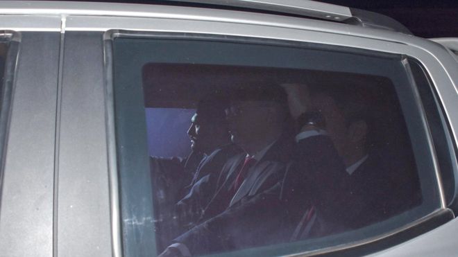 Эндрю Брансон в сопровождении турецких силовиков прибывает на суд в Измире, Турция.