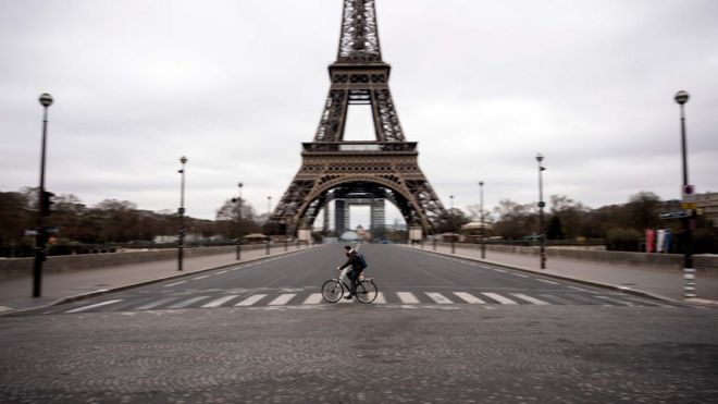 法国巴黎一名男子骑车经过空无一人的埃菲尔铁塔周边（21/3/2020）