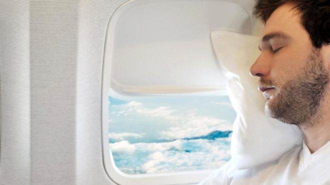 Мужчина спит в самолете